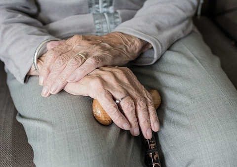 Idosa de 77 anos que recusou vacina morre com Covid-19