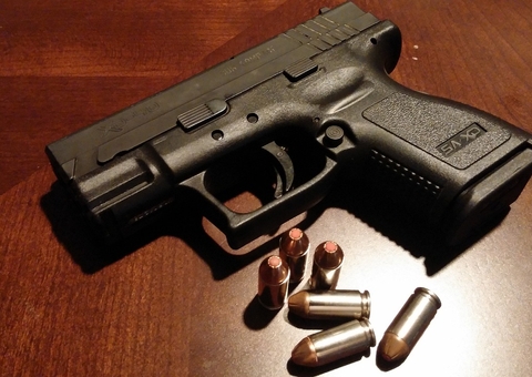 Homem é preso após espancar esposa e ameaçá-la com arma de fogo em Manaus