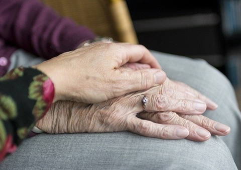 Maioria de mortes por covid-19 já ocorre em pessoas com menos de 60 anos
