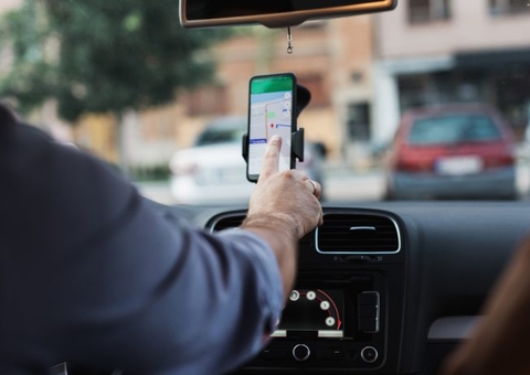 Uber deve indenizar motorista desligado de app em Manaus