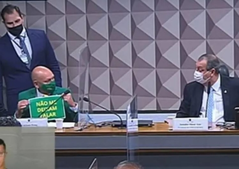 Luciano Hang irrita senadores ao mostrar plaquinhas na CPI da Covid