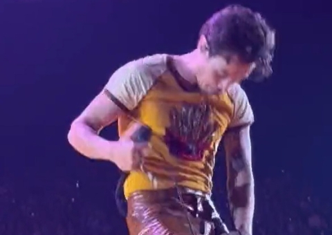 Harry Styles se 'empolga' em show e leva fãs ao delírio ao rasgar as calças; veja vídeo