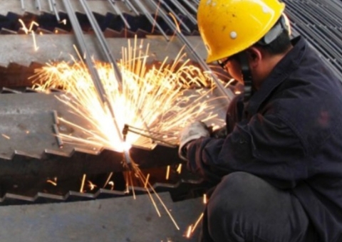 Sine Manaus oferece 60 vagas para vendedor, operador de empilhadeira e serralheiro