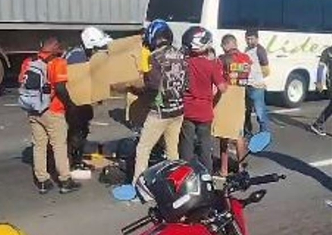 Motociclista e garupa são arremessados ao colidirem com carro em Manaus