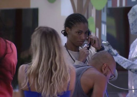 Tina atende o Big Fone do BBB 23 e coloca Domitila e Gabriel no Paredão