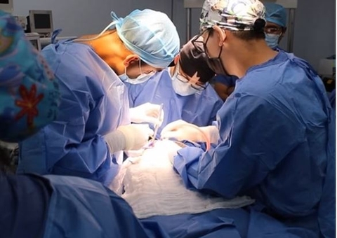 Mulher tem mais de 150 larvas de mosca retiradas da boca, no Peru