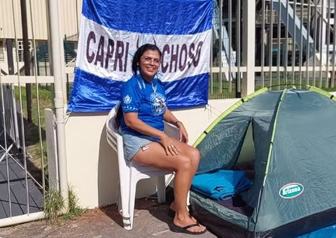 Após grave acidente, torcedora do Caprichoso mantém tradição de ser a 1ª a chegar no bumbódromo