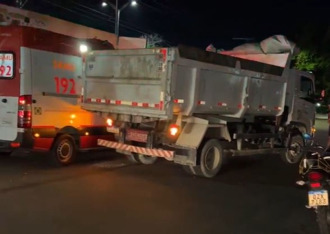 Motociclista quebra a perna ao colidir com caçamba em Manaus
