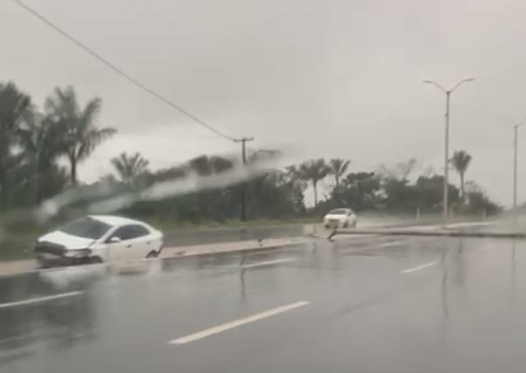 Carro arranca poste durante acidente em meio a temporal na Ponte Rio Negro