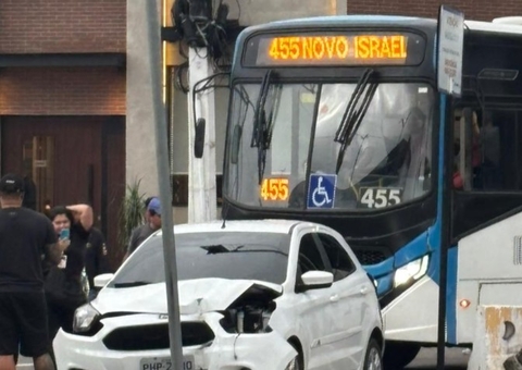 Carro perde controle e acaba prensado por ônibus na Constantino Nery