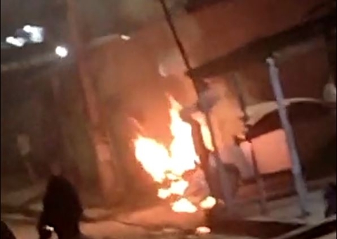 Incêndio consome carro na garagem de casa em Manaus 