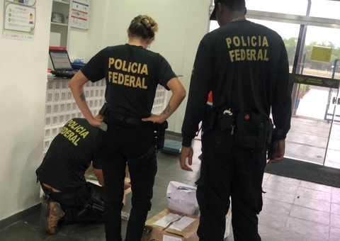Mulher é presa pela PF com 'santinhos' e cartões de auxílio em aeroclube de Manaus