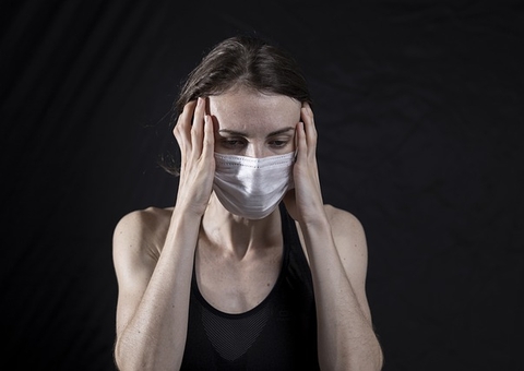 Mulheres têm mais sintomas de Covid longa do que homens, aponta estudo