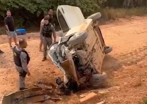 Carro fica destruído ao colidir com picape e ser arremessado na BR-319