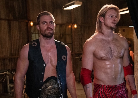 'Heels' ganha trailer com embate entre astros de 'Vikings' e 'Arrow'