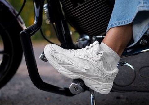 Mulher morre em acidente após moto colidir com micro-ônibus no Tarumã