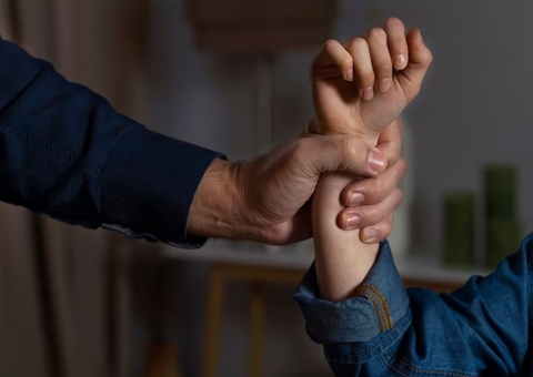 Homem é preso após agredir esposa e enteada em Manaus 