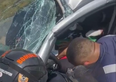 Motorista fica preso às ferragens após ter carro atingido por caminhão guincho na AM-010