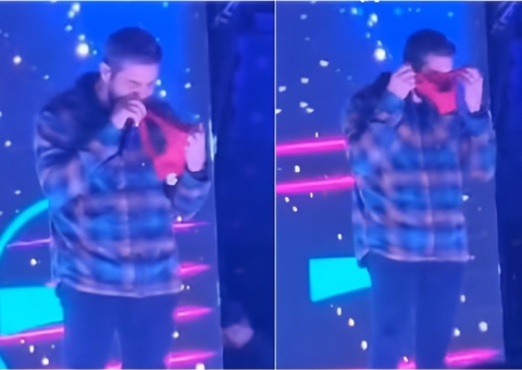 Henrique, da dupla com Juliano, cheira calcinha jogada no palco