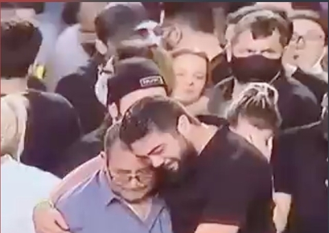 Melhores amigos, cantor Henrique chora e beija testa de Marília Mendonça