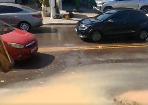Vazamento em rede de distribuição de água deixa trânsito caótico em avenida de Manaus