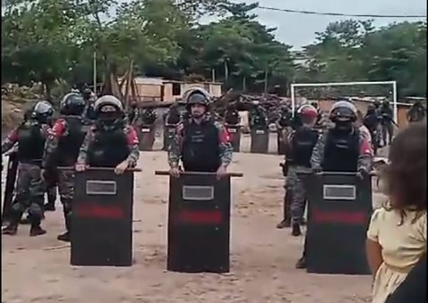 Vídeo: Famílias são retiradas de terreno invadido durante operação no Armando Mendes