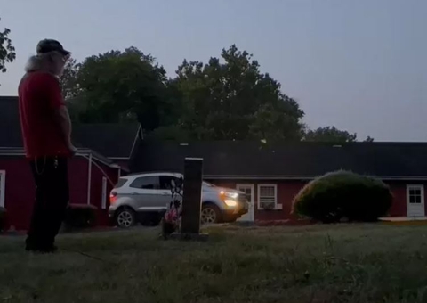 Homem é flagrado urinando e jogando fezes no túmulo da ex todos os dias