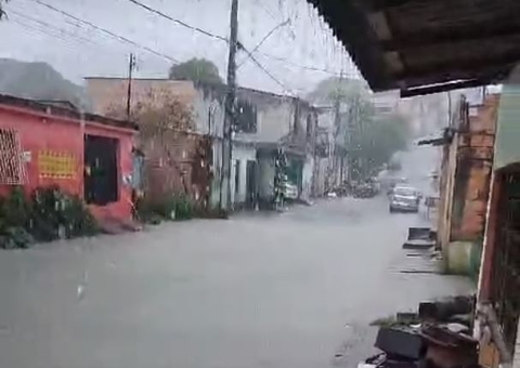 Vídeos: Chuva alaga casas, escola e comércios em diferentes pontos de Manaus