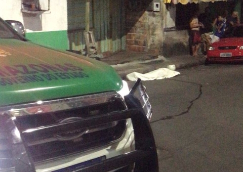 Homem é executado com tiro no coração no meio da rua em Manaus