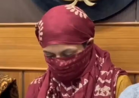 Suspeita de matar sobrinha afogada em bacia por "ser mais bonita" é presa na Índia