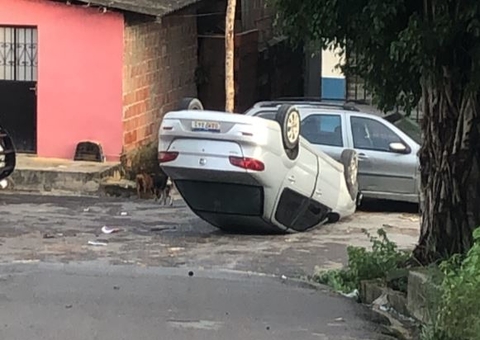 Assaltantes trocam tiros com a PM e capotam carro durante perseguição em Manaus