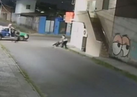 Vídeo: Mulher reage a assalto e arranca criminoso de motocicleta em Manaus