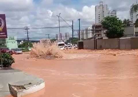 Vídeo mostra momento em que tubulação rompe e lama invade casas em Manaus