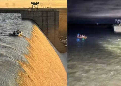 Passageiros ficam presos em barco à beira de enorme queda d'água