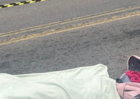 Mulher morre após cair de moto e ser esmagada por carreta na BR-174