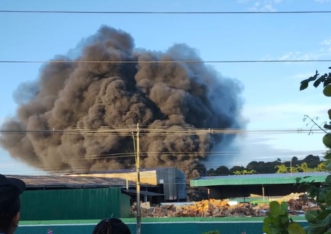 Incêndio destrói empresa de reciclagem no Distrito Industrial em Manaus