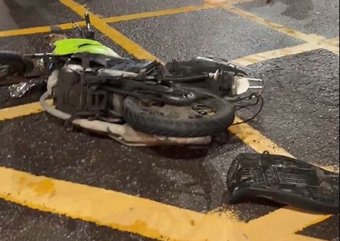 Entregador fica ferido após 'furar' sinal e bater em carro na Cidade Nova