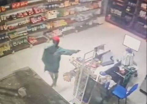 Vídeo mostra momento em que vigia é baleado por assaltantes em posto na AM-070