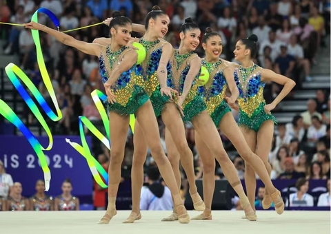 Brasil é eliminado na ginástica rítmica após Victoria se lesionar e sair carregada 