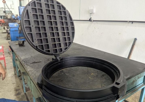 Manaus inicia substituição de tampas de bueiro por modelos de plástico