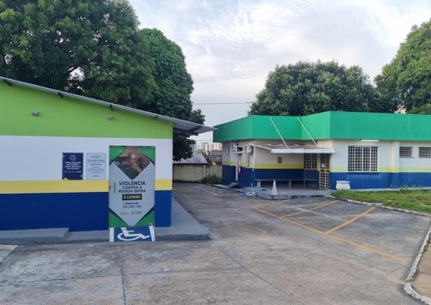 Filho é preso por causar terror psicológico e colocar faca no peito da mãe em Manaus