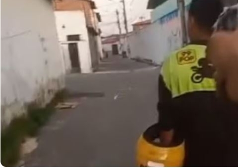 Criminosos interrogam trabalhador, 'liberam' e atiram pelas costas; vídeo