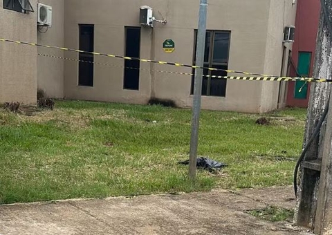 Cachorro encontra bebê morto dentro de saco ao lado de unidade de saúde
