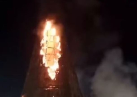 Incêndio destrói árvore de Natal em praça dois dias após inauguração