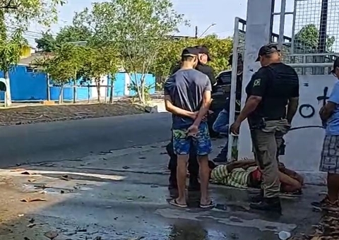Suspeito é detido e amarrado por populares após assaltar mulher em Manaus
