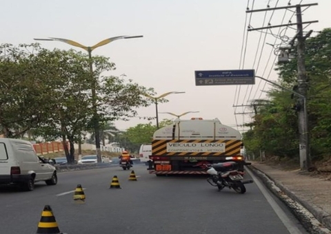 Carreta em pane mecânica interdita trecho da av. Rodrigo Otávio em Manaus