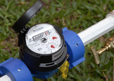 Águas de Manaus terá que indenizar consumidora por instalar hidrômetros sem autorização