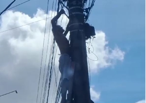 Homem é flagrado tentando roubar fiação de poste no Tancredo Neves, veja vídeo