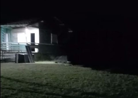 Vídeo: Escola é engolida durante novo desbarrancamento no Amazonas