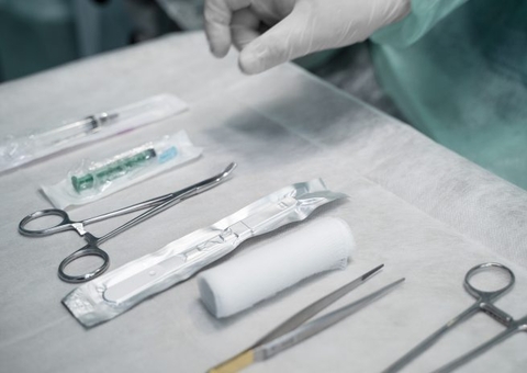 Mãe que teve gaze esquecido no corpo após cesárea será indenizada no Amazonas